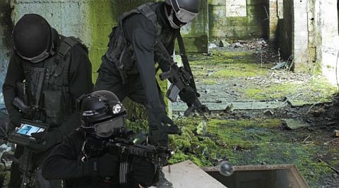 הדגמת היכולות של EyeBall: החייל מימין משליך את הכדור למרתף, והחייל מימין קולט תמונת וידאו מתוך המרתף