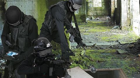 הדגמת היכולות של EyeBall: החייל מימין משליך את הכדור למרתף, והחייל מימין קולט תמונת וידאו מתוך המרתף