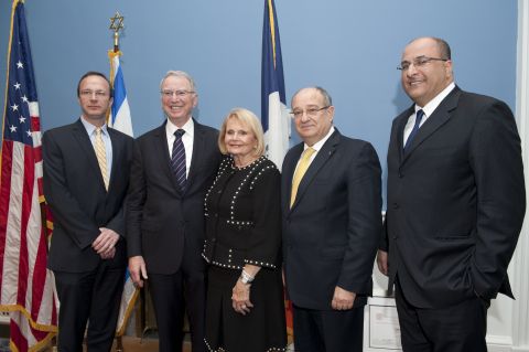 מימין לשמאל: קונסול ישראל בניו-יורק עידו אהרוני, פרופ' פרץ לביא, בני הזוג ג'ייקובס ומנהל טכניון-קורנל פרופ' חיים גוטסמן. צילום: דוברות הטכניון