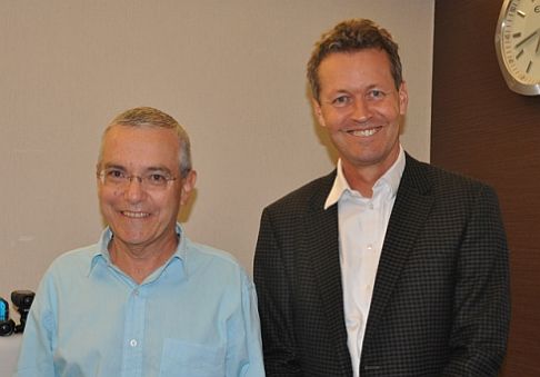 יופּ ואן ברדן (מימין) עם ד"ר יצחק שנברג, מנכ"ל CSR ישראל