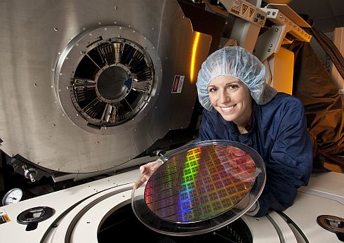 פרוסת סיליקון עם מעבדי POWER7 במפעל הייצור של יבמ