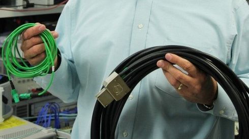כבל MXC בקצב של 1.6Tbps (ירוק, משמאל) בהשוואה לכבל PCI Express בקצב של 128Gbps