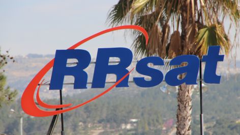 הלוגו של RRsat בכניסה לחוות תחנות הקליטה הלווייניות של החברה בעמק האלה