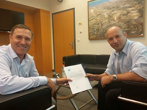 שר הכלכלה בנט (מימין) ומנהל מרכז ההשקעות איצקוביץ', עם התוכנית העיסקית של אינטל. מקור: דובר משרד הכלכלה