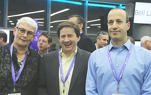 מימין שלמאל: אריק טל, מרקוס וולדן, וארנה ברי, סגנית נשיא לחדשנות ב-EMC העולמית