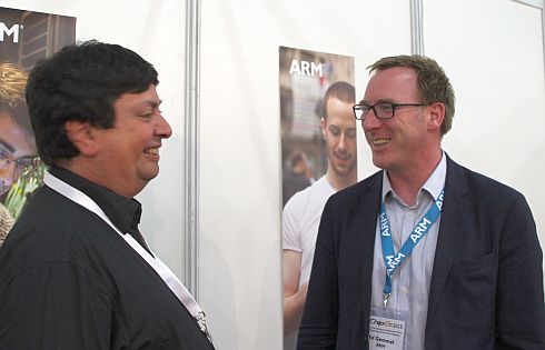 אדמונד גמל (מימין) ביחד עם מאורו דיאמנט, מנהל המכירות של ARM בישראל