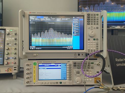 הצגה ראשונה בישראל של מחולל האותות N5193A UXG (למטה)