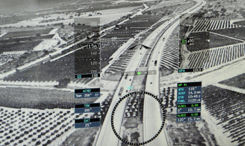 כך נראית טיסת לילה מנקודת מבטו של טייס המשמש בקסדת Brightnite