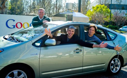 במכונית האוטונומית של גוגל. מימין לשמאל: סרגיי ברין, לארי פייג' ואריק שמידט