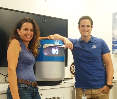 גילה קמחי (משמאל) ועמית מורן המובילים את פרויקט הרובוטים באינטל, עם רובוט מעבדה בחיפה