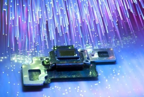 Figure 1: התקן CCD המורכב על כרטיס רכישת תמונות וסיבים אופטיים ברקע. התמונה נלקחה מאתר www.IzakScientific.com