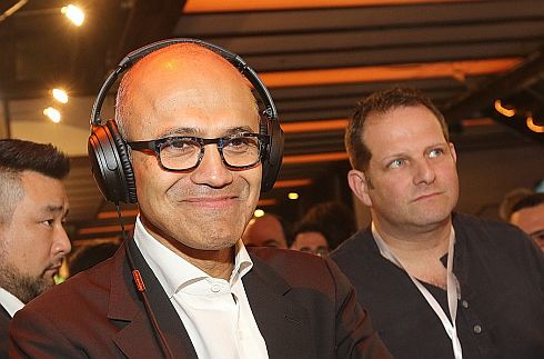 מנכ"ל מיקרוסופט סאטיה נאדלה, ביחד עם צחי וייספלד (מימינו) המנהל את תוכנית המאיץ העולמית של החברה