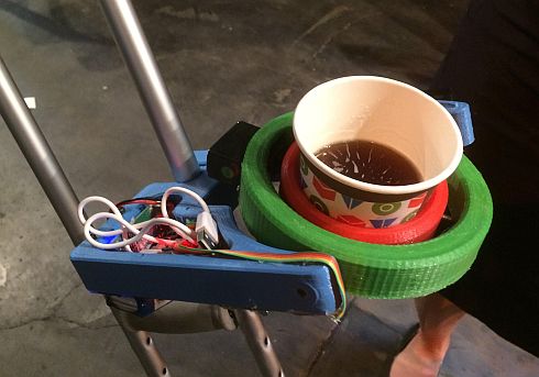 מייצב הכוסות של חברת תיקון עולם. מאפשרת לנכה עם קביים לשאת כוס קפה מבלי לשפוך טיפה