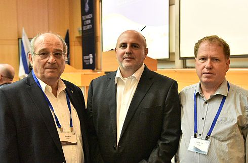 פרופ' אלי ביהם (מימין) עם ד"ר אביתר מתניה (במרכז) ונשיא הטכניון פרופ' פרץ לביא