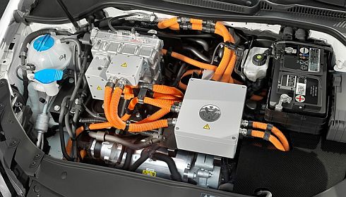 פולקסווגן מתחשמלת. מתחת למכסה המנוי של Golf blue-e-motion