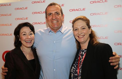 מימין לשמאל: שרי צוק מנהלת אגף מערכות באורקל ישראל, איל וולדמן נשיא מלאנוקס וצפרה כץ.