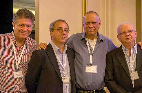 מימין לשמאל: מתי ויסמן; דב מורן, אנטון דומיק ואהוד לוונשטיין, מנהל מרכז המכירות של סינופסיס בישראל