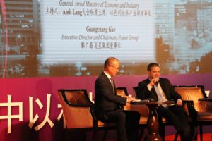 עמית לנג, מנכ''ל משרד הכלכלה וגואו גואנגצ'אנג, יו''ר פוסון בועידת השקעות ישראל - סין הראשונה