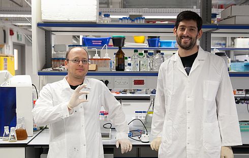 הדוקטורנטים גדיאל סאפר (משמאל) ודן קלמן במעבדה בטכניון