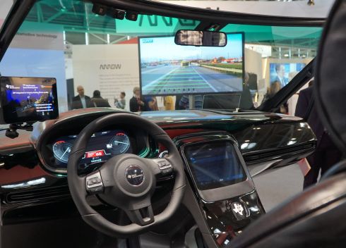 הדגמת רכב עתיר אלקטרוניקה בביתן חברת ארו