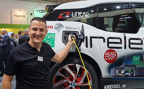 רן שיפרמן מטעין את הסוללה האלחוטית ברכב