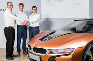 מימין לשמאל: אמנון שעשוע, ממייסדי מובילאיי, הארלד קרוגר מ-BMW ובריאן קרזניץ, מנכ"ל אינטל (צילום: BMW)