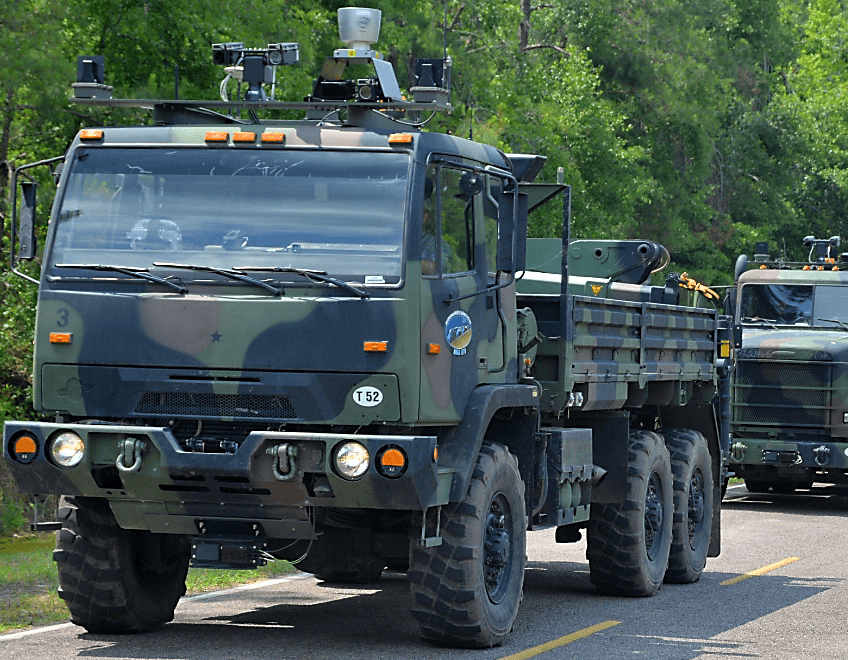 ערכת הנהיגה האוטונומית של לוקהיד מרטין מותקנת על-גבי משאית צבאית