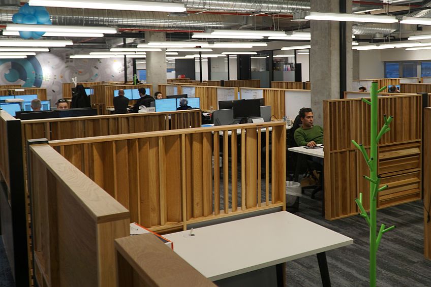 בתוך המשרדים החדשים בפארק אפק. 200 עובדים, 140 אנשי פיתוח, ומתוכם 40 מתכנתים