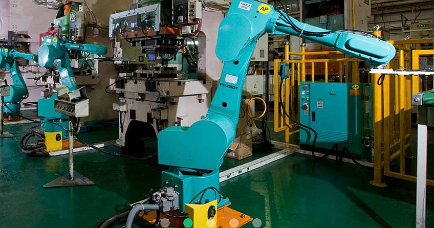 רובוטים במפעל ייצור של פוקסקון בסין