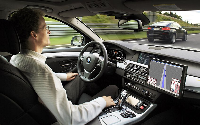 המחשה של BMW לנהיגה אוטונומית מפוקחת בדרכים ראשיות