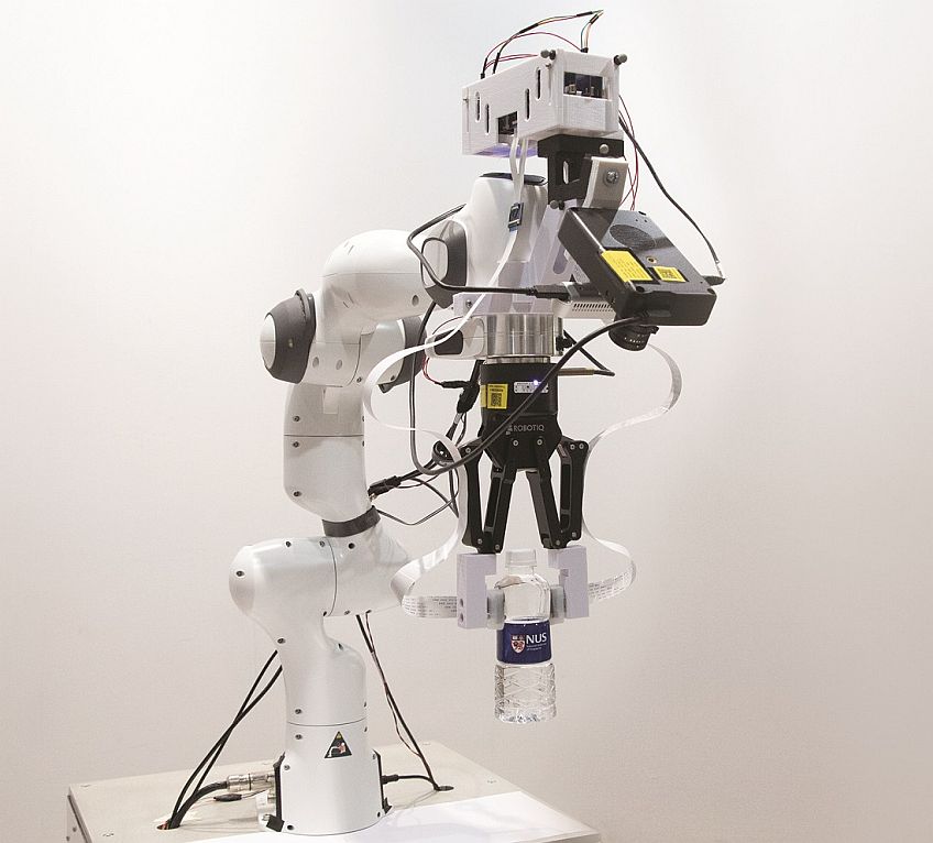 עור מלאכותי ומצלמה מוכוונת ארועים מאפשרים לרובוט להחזיק את הבקבוק בעוצמה הדרושה מבלי שייפול או יתעוות