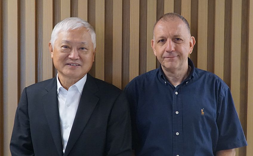 צ'ייני הו (משמאל) ביחד עם מנהל מכירות ישראל באדוונטק, אילן ברקוביץ'