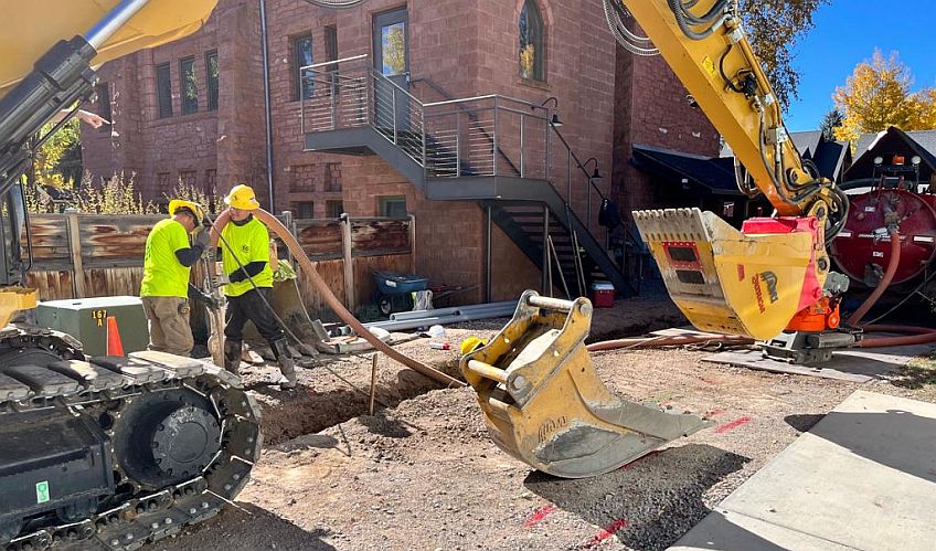 מחפר עם מכ"ם חודר-קרקע (מימין עם תוספת אדומה) בעבודות תחזוקה באספן, ארה"ב 