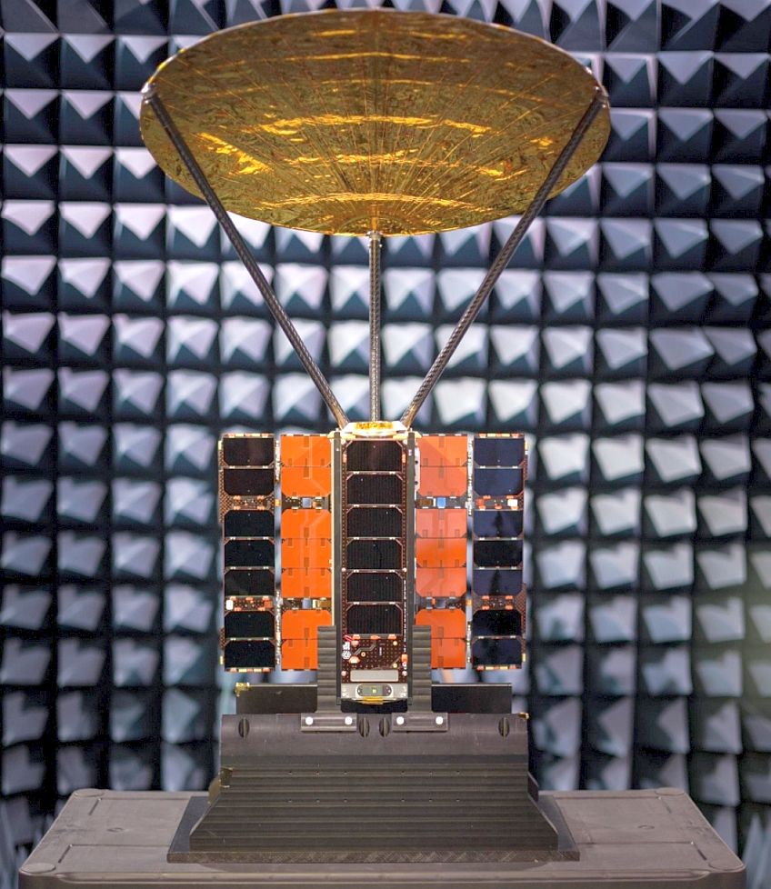 לוויין NSLSat-2 עם אנטנה פרושה לפני השיגור לחלל