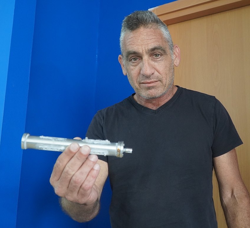 עומר מציג את פוד הדלק-אלומיניום של מכונית ה-RC. שינוע קל ובטוח